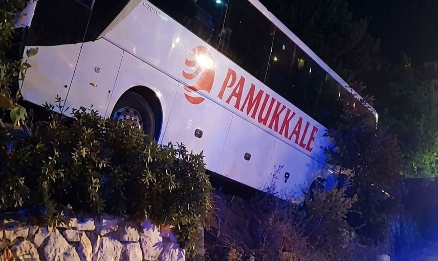 Kırkağaç'ta yolcu otobüsü kontrolden çıktı, 18 kişi yaralandı