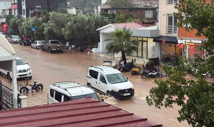 Fethiye'de etkili sağanak yağış yolları kapladı, vatandaşlar zor anlar yaşadı