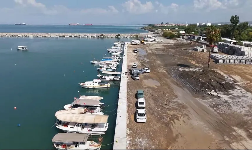 Hatay'da balıkçı barınağının yenileme çalışmaları hız kesmeden devam ediyor