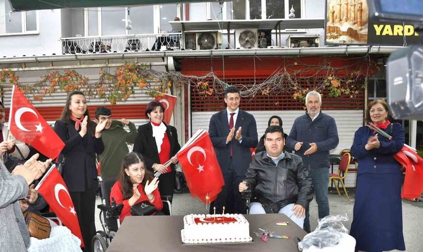 Özel gereksinimli bireyler Cumhuriyet Bayramı'nda esnafla buluştu