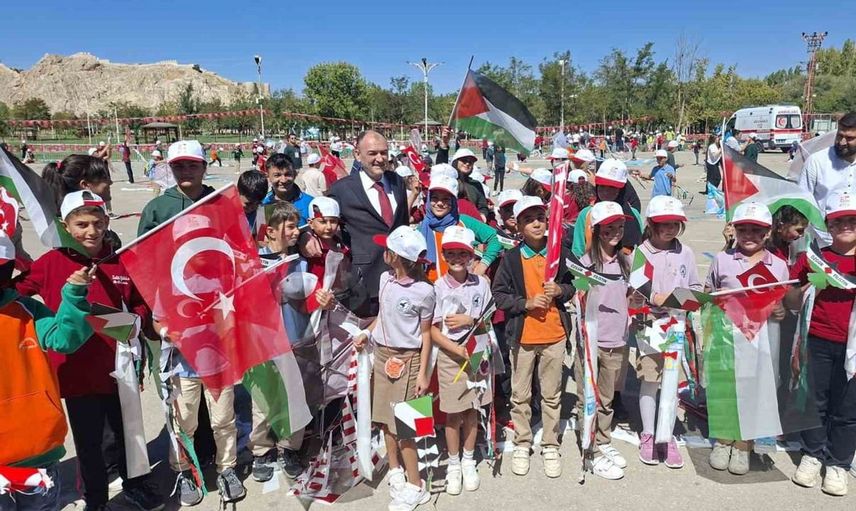 Van'dan Gazze'ye umut uçurtmaları gökyüzünde dans etti