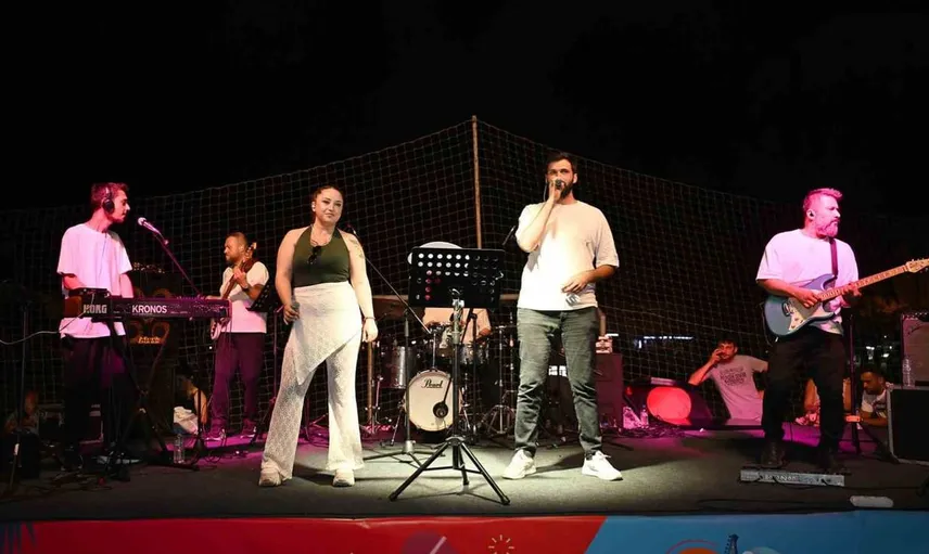 Mersin'de 'Yaz Dostum' konserleri vatandaşları müzikle buluşturuyor
