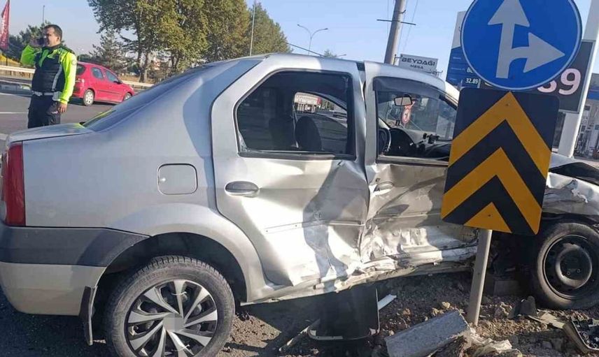 Kütahya'da iki otomobilin çarpışması sonucu 6 kişi yaralandı