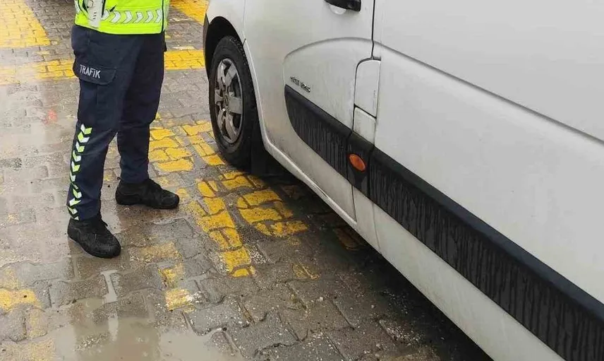 Hayrabolu'da jandarma ekipleri okul servislerine güvenlik denetimi gerçekleştirdi