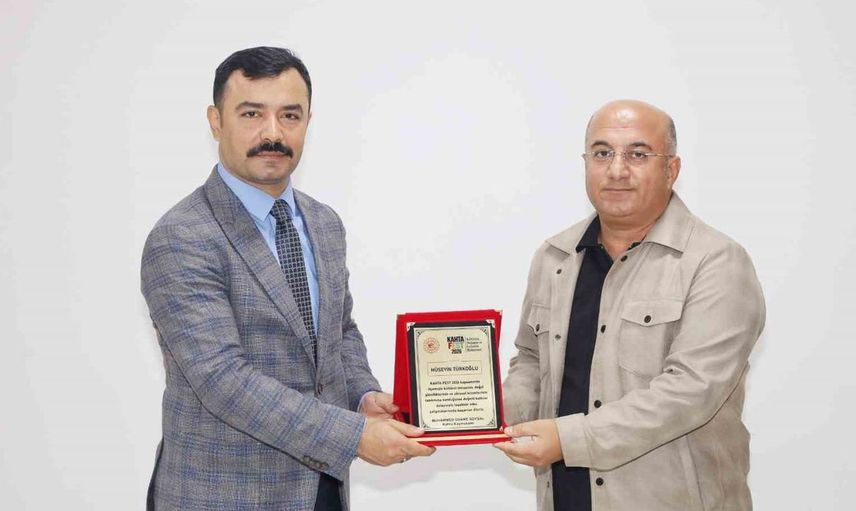 Kaymakam soysal, İHA muhabirine katkılarından dolayı plaket takdim etti