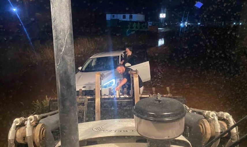 Mersin'de sağanak yağış sonrası temizlik seferberliği sürüyor