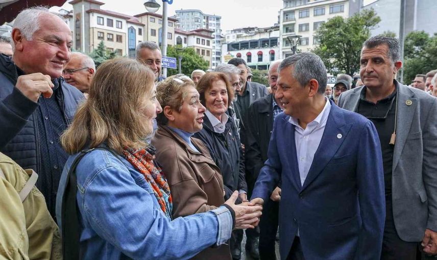 Özgür Özel, Rize'de sel bölgesindeki esnafla buluştu