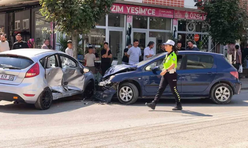İnegöl'deki trafik kazasında 3 kişi yaralandı