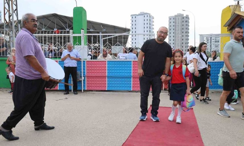 Minik öğrenciler için okul girişinde renkli karşılama: Davul zurna ile coşkulu başlangıç