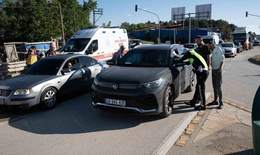 Kastamonu'da kavşakta kaza: Kırmızı ışık ihlali sonucu 2 kişi yaralandı