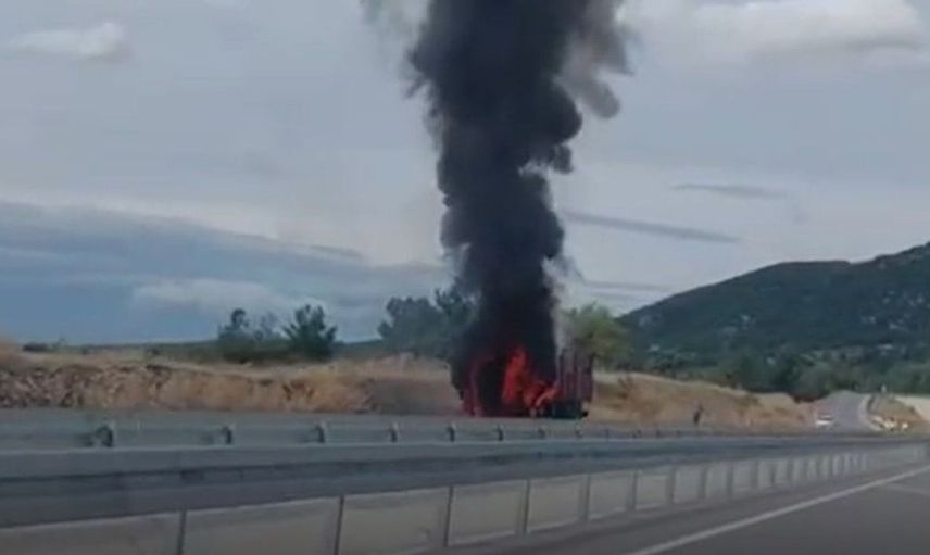 Denizli'de seyir halindeki kamyonet alev aldı, sürücü kurtuldu