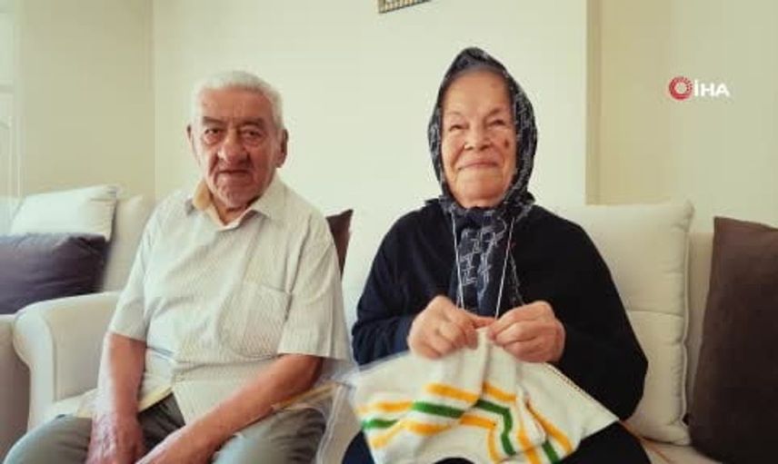 Eşinden aldığı ilhamla yarım asırdır gönül dolusu örgüler örüyor