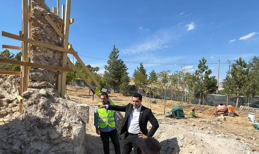 Kemah’ta tarihi Sultan Melik Türbesi için restorasyon çalışmaları sürüyor