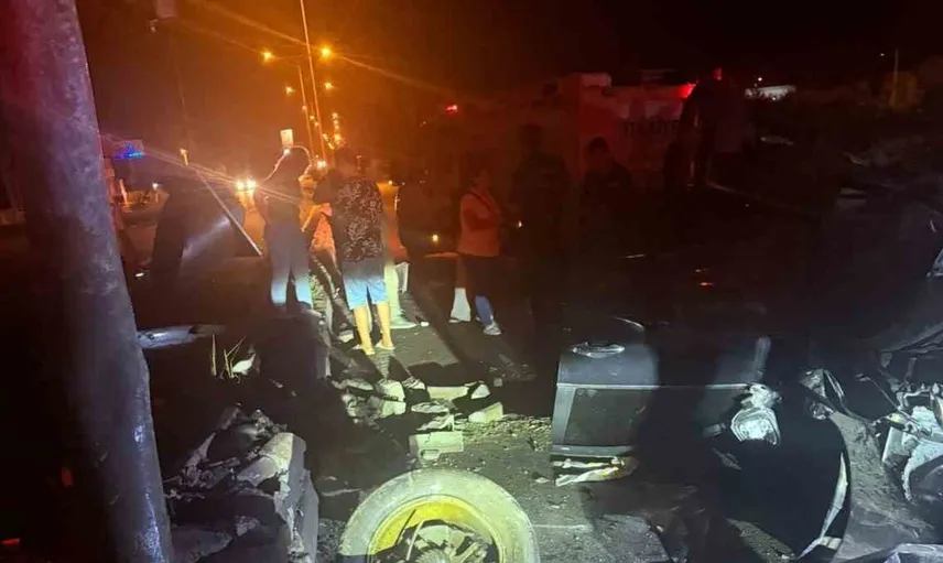 Nazilli'de direğe çarpan otomobil paramparça oldu, 4 kişi yaralandı