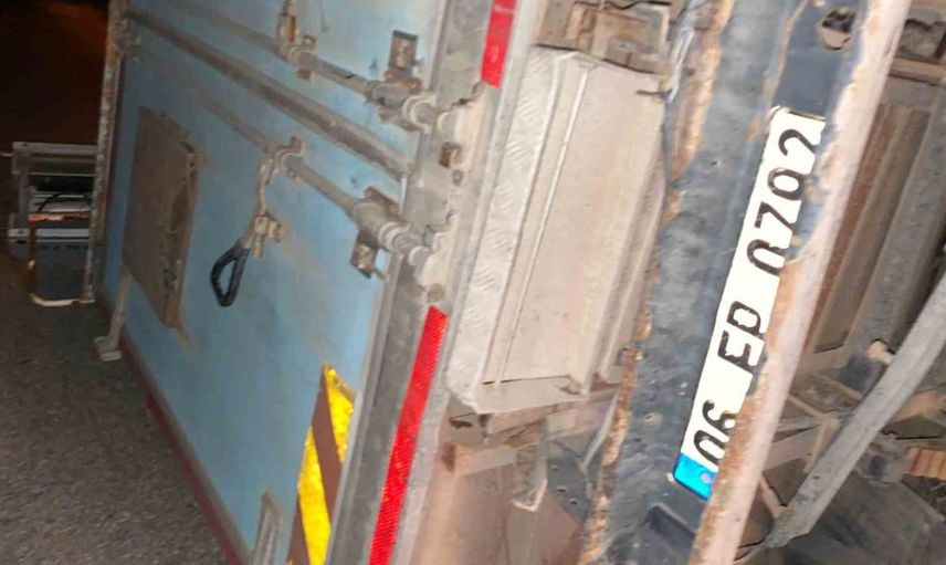 Kahramankazan'da kamyonet ile kepçe çarpıştı: 2 yaralı