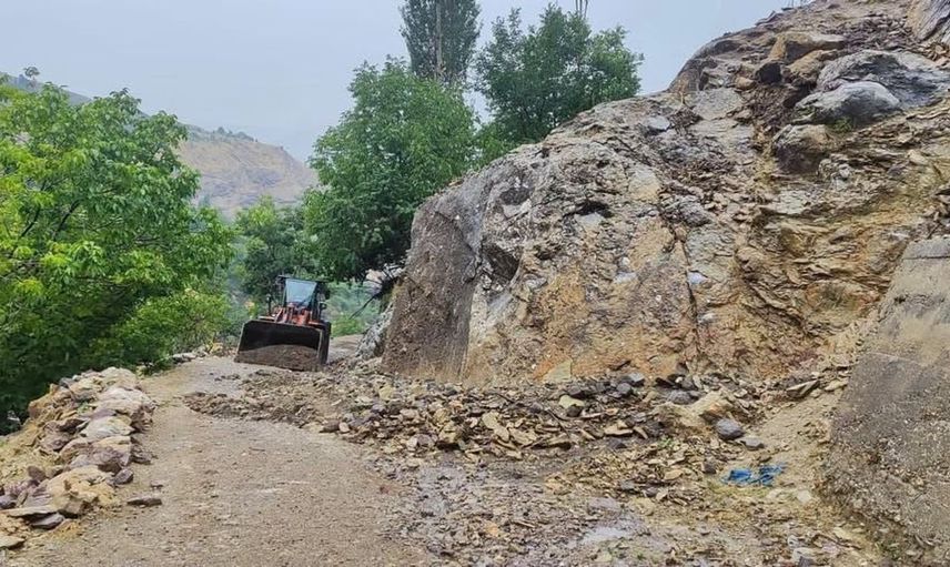 Sason'daki heyelan sonrası köy yolları yeniden trafiğe açıldı