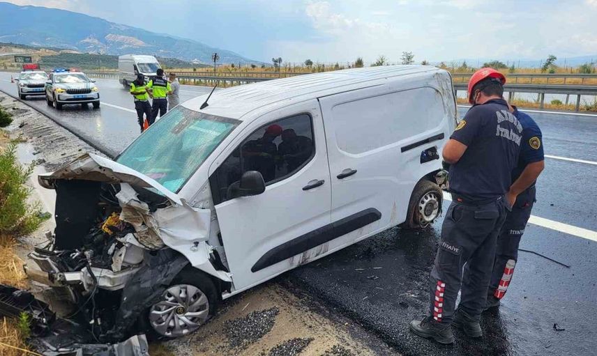 Aydın'da kontrolden çıkan araç su kanalına düştü