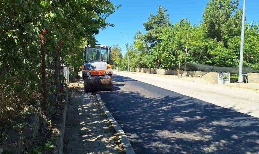 Erzincan'ın Çağlayan beldesinde sıcak asfaltlama çalışmaları hız kesmeden devam ediyor
