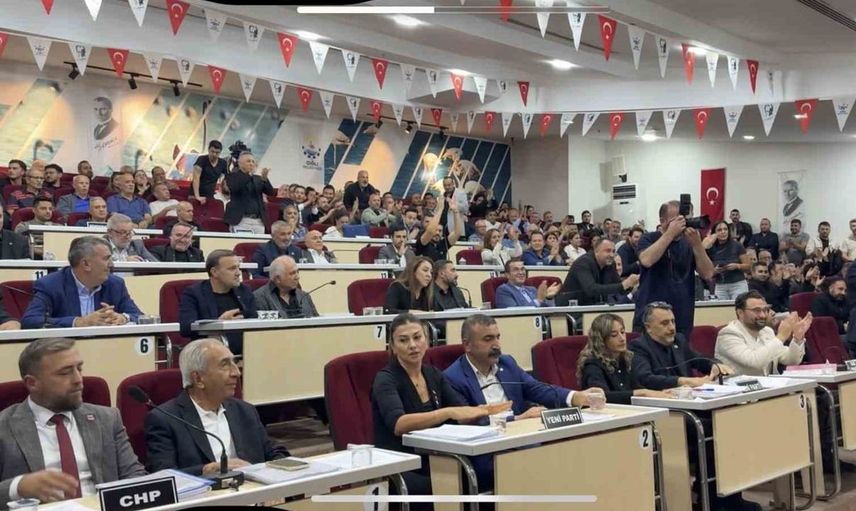 Çiğli Belediye Meclisinde yaşanan gergin anlar: Başkan Yıldız'a su şişesi fırlatıldı