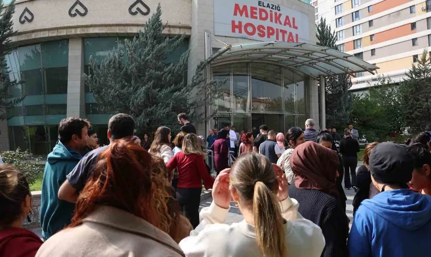 Elazığ özel hastanede maaş sorununa karşı sağlık çalışanlarından protesto