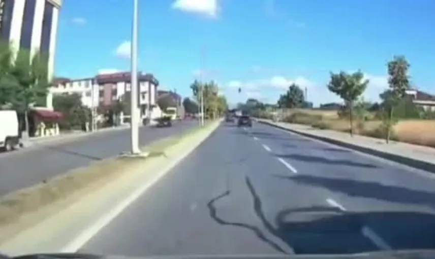 Arnavutköy'de maddi hasarlı trafik kazalarının görüntüleri ortaya çıktı