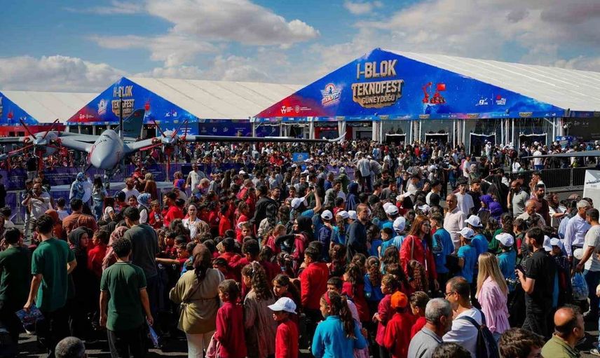 Teknofest'te havacılık şöleni: Solotürk ve T-129 ATAK gösteri uçuşları