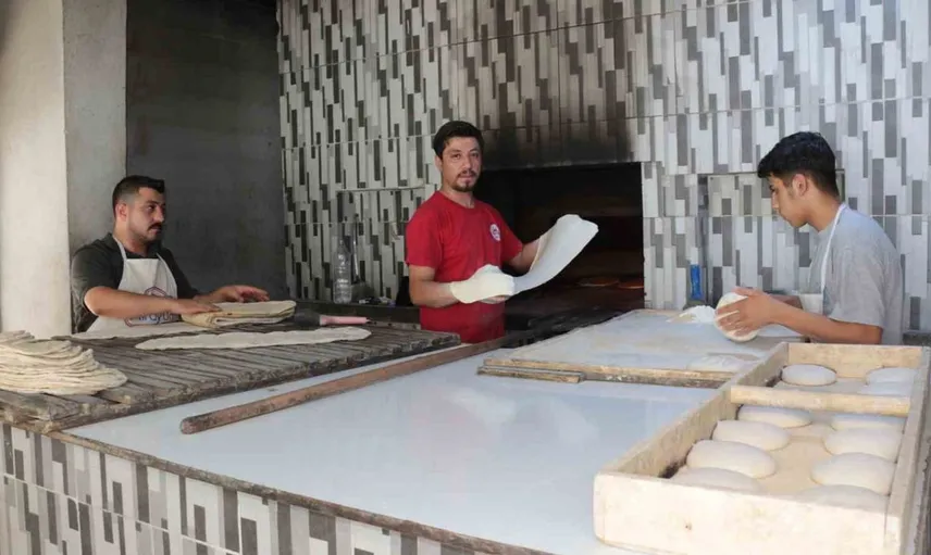Cizre'de fırıncıların yüksek sıcaklık mücadelesi: Ekmeği sıcak sokakta değil, 80 derecelik fırında üretiyorlar