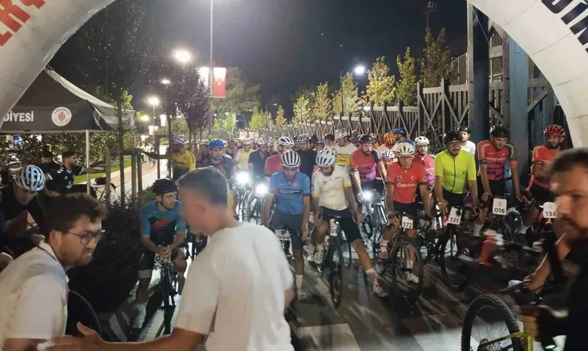 Ümraniye'de ilk gece bisiklet yarışı coşkusu yaşandı