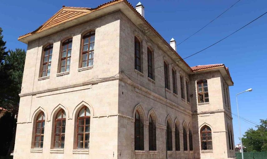 Sivas'lı selçuk anadolu lisesi 144 yıllık köklü geçmişiyle eğitime ışık tutuyor