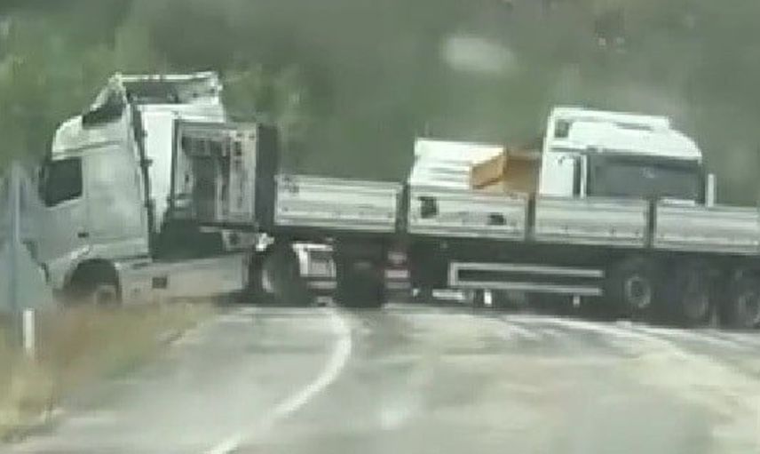 Makaslayan tır nedeniyle kara yolu trafiğe kapandı