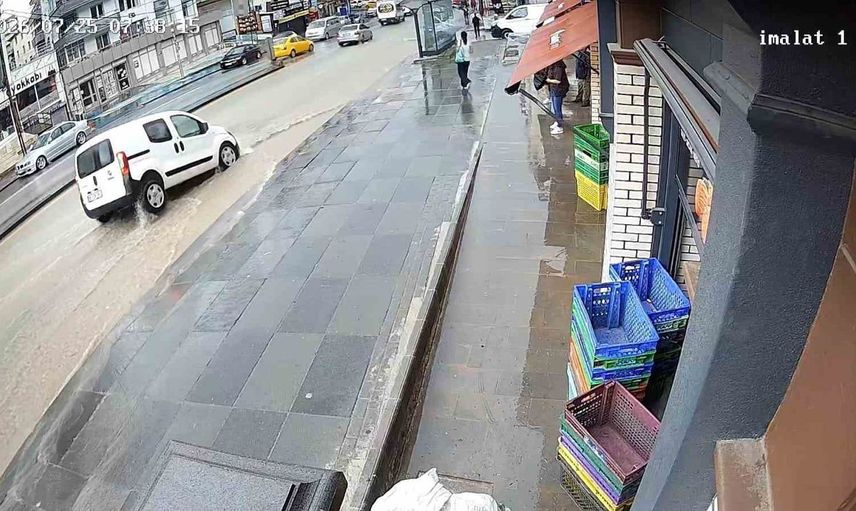 Ankara'da sağanak yağış sonucunda çöken yola düşen araç güvenlik kamerasına yansıdı
