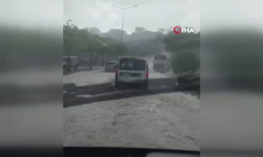 Karacabey'de şiddetli yağmur yolları göle çevirdi