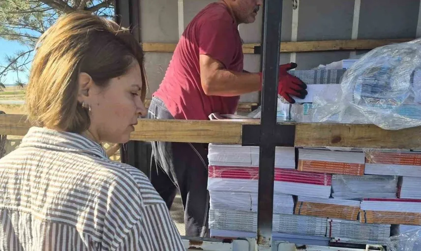 Altıntaş’ta yeni eğitim yılı için ders kitapları dağıtımına hız verildi