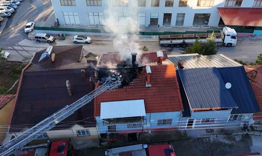 Uşak'ta tek katlı evin çatısında çıkan yangın itfaiye tarafından kontrol altına alındı