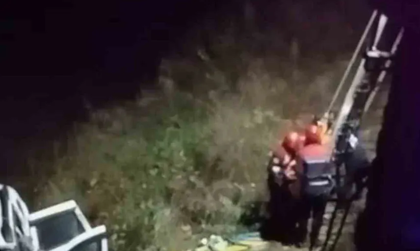 Trabzon'da kontrolü kaybeden araç dereye uçtu: 5 yaralı
