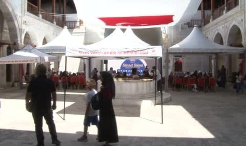 Sivas'ta çocuklar 5 asırlık vakıf geleneğiyle sünnet şöleninde buluştu