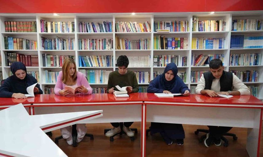 Anne ve oğlu üniversite sıralarında: Eğitimde azmin kazanımı