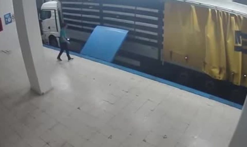 Suç örgütü şüphelisi tırın gizli bölmesinde gizlenerek yakalandı