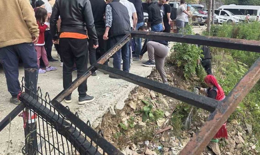 Trabzon'da çal mağarası önündeki korkuluklar kırıldı, 2 turist yaralandı