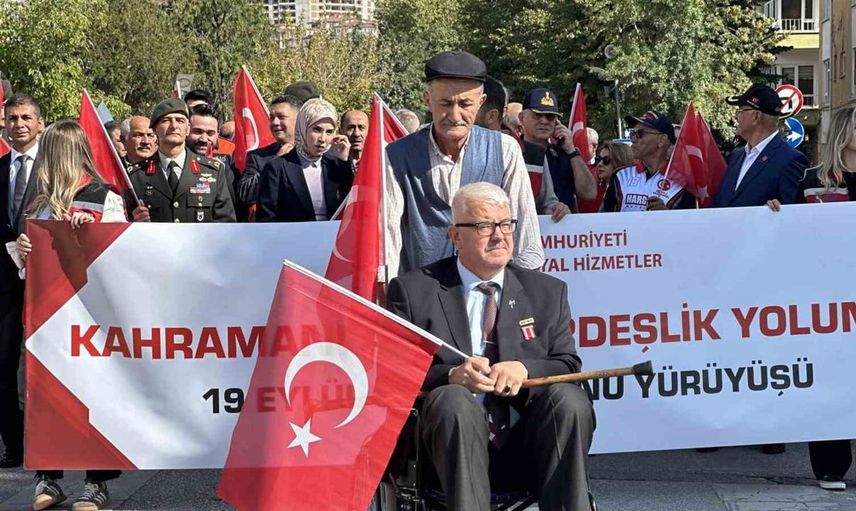 Tekerlekli sandalyedeki gazi, vatan sevgisini gençlere aşılıyor
