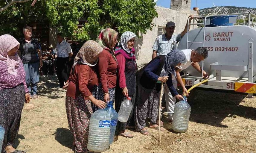 Mersin Silifke'de su sıkıntısı: Bidonlarla su taşıyan köylüler destek istedi