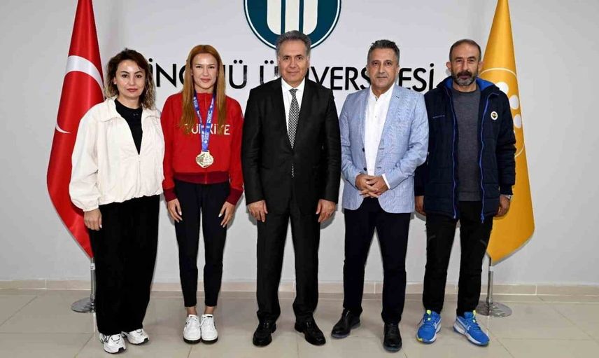 Hatice Akbaş Avrupa Şampiyonu unvanını kutlamak için rektörü ziyaret etti