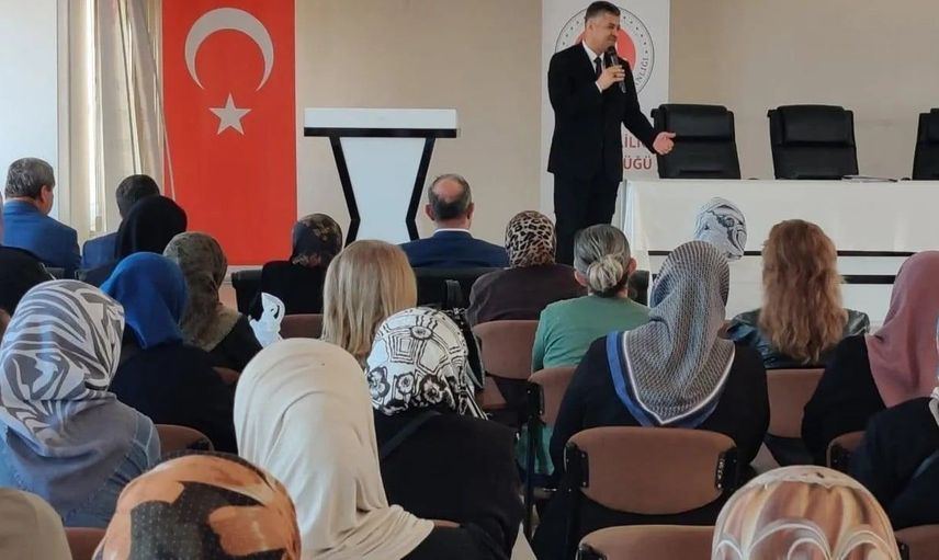 Sinop'ta umre adaylarına rehberlik eden eğitim semineri