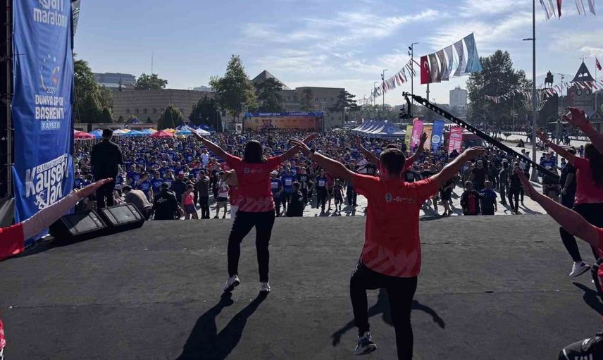 Kayseri'de yarı maraton heyecanı: Protokol üyeleri start verdi