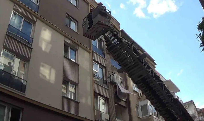 5 yaşındaki çocuk pencereden dışarı bakarken paniğe yol açtı