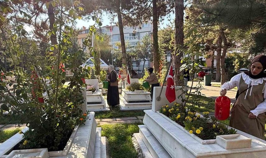 Yeni gelen üniversitelilere eskişehir tanıtıldı: gençler tarihi ve kültürel değerleri keşfetti