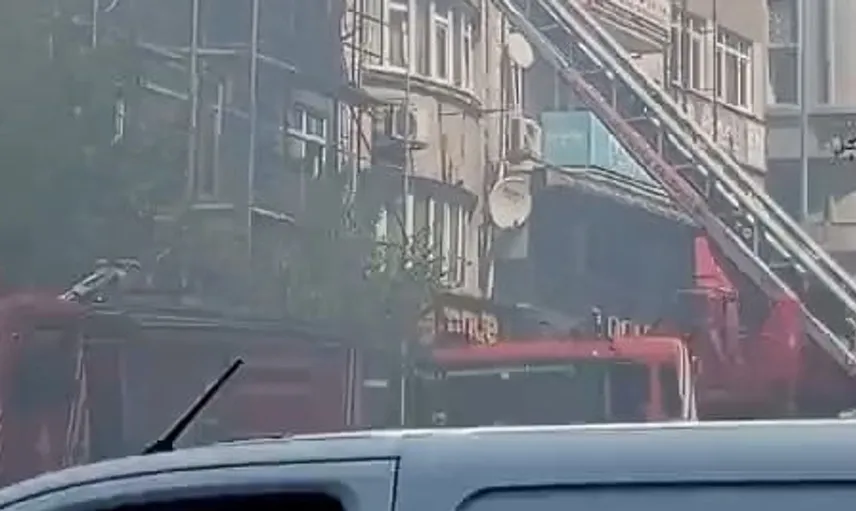 Fatih'te yıkılacak binada çıkan yangın, itfaiye tarafından kontrol altına alındı