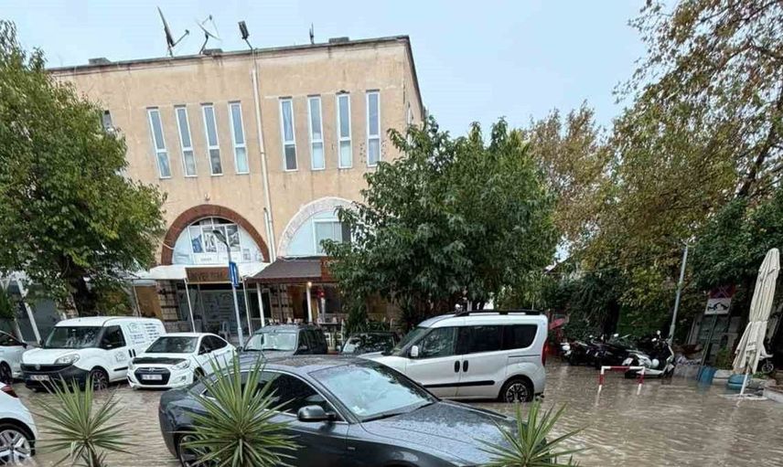 Çeşme'de ani yağmur felaketi: Sokaklar su altında kalırken araçlar mahsur kaldı
