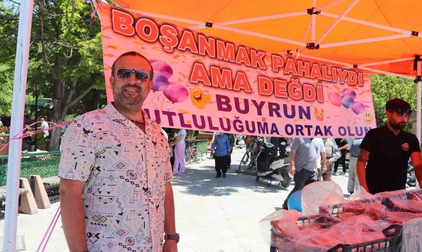 Karaman’da boşanmasını lokma dağıtarak kutlayan gurbetçi