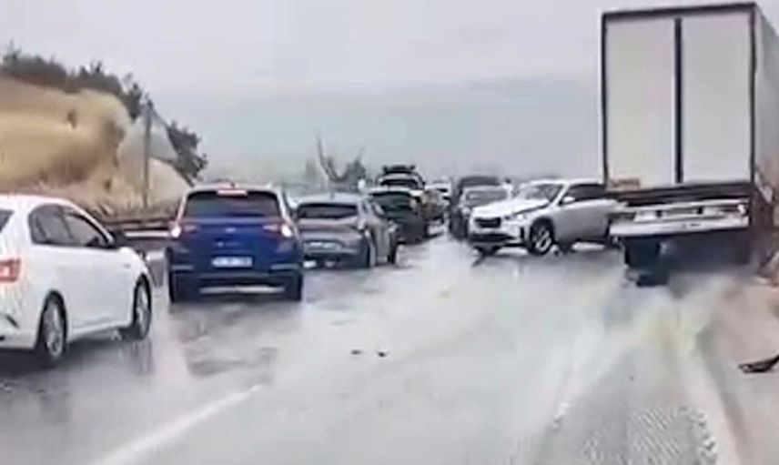 Kastamonu'da sağanak yağış sebebiyle zincirleme trafik kazası meydana geldi